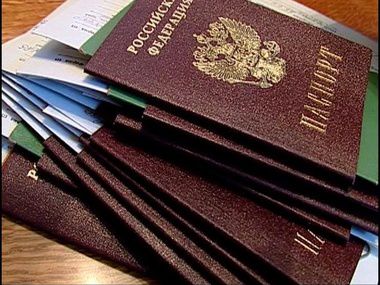 Кілька сотень кримчан без прописки вийшли на мітинг з вимогою переглянути процедуру видачі нових паспортів. 