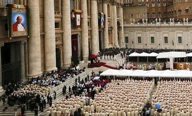 Папи Римські Іоанн Павло II і Іоанн XXIII проголошені святими. Під час церемонії для поклоніння були виставлені реліквії нових святих - ампула з кров'ю і шматочки шкіри.