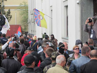 У Луганську сепаратисти захопили прокуратуру і обласну телерадіокомпанію. Над будівлею УВС вивішений прапор Росії