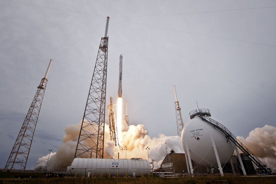 Ракета SpaceX Falcon 9 здійснила м'яку посадку на Землю.. Мета місії SpaceX в майбутньому доставити людей на Марс.
