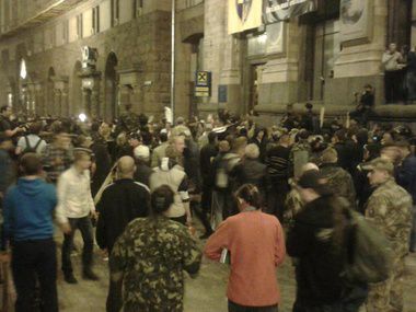 На Майдані - масова бійка між Самообороною та учасниками смолоскипної ходи, є постраждалі