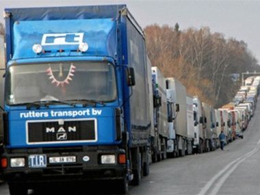 На кордоні Криму і Херсонської області черги в пунктах контролю розтягнулися на кілометри. При в'їзді на півострів водії легкових автомобілів чекають своєї черги близько п'яти годин, а вантажівок - не менше десяти. В цей же час на в'їзді на материкову Україну ніяких ускладнень не спостерігається.