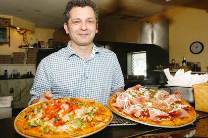 У Канаді готують піцу-делікатес за рекордною ціною - 450 доларів. Найдорожчу в світі піцу можна спробувати в піцерії Steveston в канадському Річмонді. До складу піци входить багато морепродуктів.