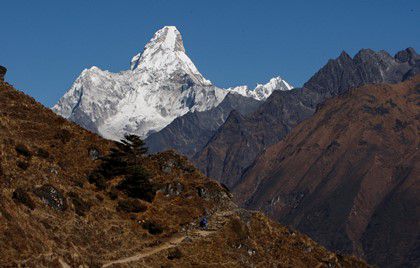 Російські альпіністи загинули при сходженні на Гімалаї. Імовірно, туристи загинули від гірської хвороби, пов'язаної з нестачею кисню в повітрі на великій висоті.
