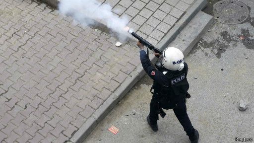 Демонстрації і сутички по всьому світу на 1 травня. У Стамбулі поліція застосувала сльозогінний газ і водомети в спробі розігнати демонстрантів, які збираються на 1 травня провести демонстрацію на площі Таксим, 