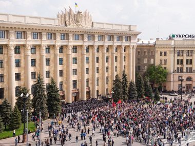 У Харкові затримали дівчину, яка спалила на площі прапор України