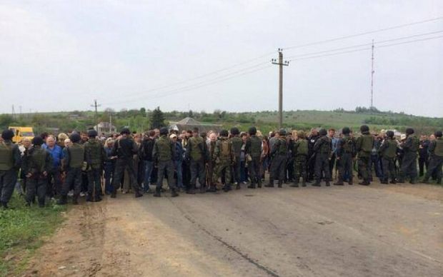 Місцеві жителі намагаються заблокувати українських десантників під Слов'янськом. Люди намагаються перешкоджати діям українських військових в Слов'янську.