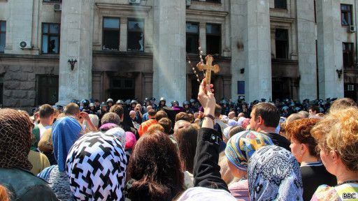 В Одесі приголомшені трагедією і шукають винних. У розмові з Бі-бі-сі активіст одеського "автомайдану" Олексій заявив, що пожежа в Будинку профспілок спровокували самі проросійські активісти 