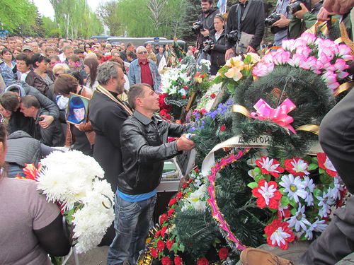 На похоронах дівчини, загиблої під час АТО, спалили прапор України