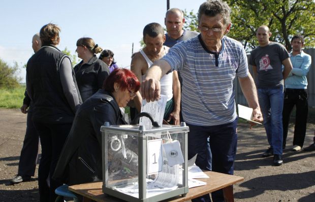 На сепаратистському "референдумі" у Луганську проголосують 400 тисяч "мертвих душ" - ЗМІ