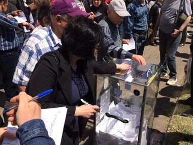 Житель Маріуполя: На "референдумі" голосують по п’ять-шість разів на кожній дільниці, за що отримують близько 200 грн
