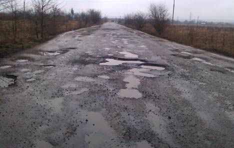 "Укравтодор" у ході весняного огляду автомобільних доріг виявил більше ніж 3 млн кв.м. ям