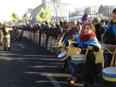Сотники Майдану в Києві заявили, що не збираються ні розходитися, ні вступати до лав міліції, а вимагають узаконити свої формування
