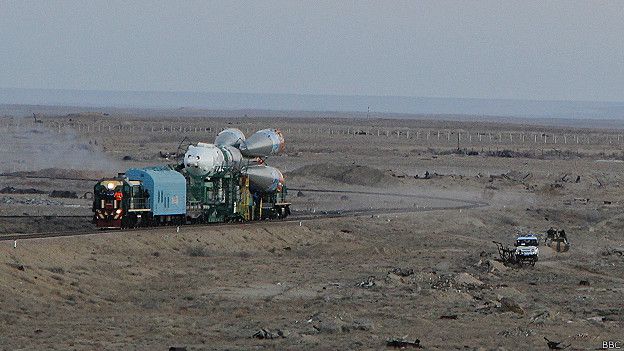 Байконур - капсула часу з туманним майбутнім. Поки поїзд везе ракету "Союз" до місця старту, патрульним машинам доводиться супроводжувати його майже по бездоріжжю