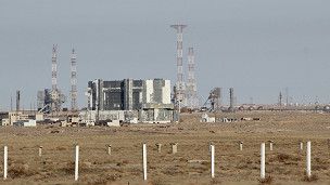 Байконур - капсула часу з туманним майбутнім. Поки поїзд везе ракету "Союз" до місця старту, патрульним машинам доводиться супроводжувати його майже по бездоріжжю