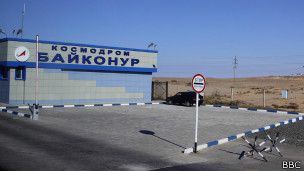 Байконур - капсула часу з туманним майбутнім. Поки поїзд везе ракету "Союз" до місця старту, патрульним машинам доводиться супроводжувати його майже по бездоріжжю