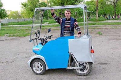 Житель Луганська сконструював електромобіль із картону.