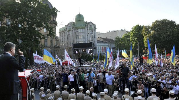 Львів перед виборами: шоколадний Путін і думки про схід. Серед старовинних будинків Львова, які пережили кілька імперій, вуличні музиканти розважають городян.