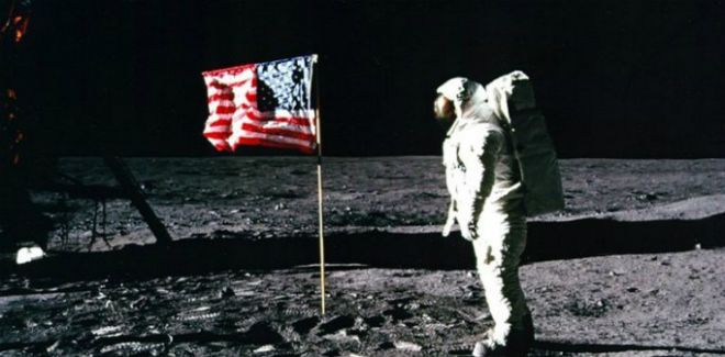 До 2035 року на Марс вперше ступить людина. НАСА планує здійснити висадку людини на Марс до 2035 року , заявили вчені агентства Джим Аддамс і Еллен Стофан 