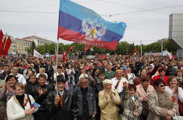 Жителів Луганська попросили не виходити з дому. В даний час в Луганську йде бій між прикордонниками і терористами.