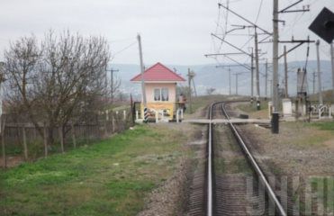 Під Яготином четверо чоловіків розібрали рейки, через що пішов під укіс локомотив. Потяг перевозив два порожніх вагона з Яготина на цукровий завод в сусідній Згурівський район.