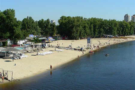 У Києві в повному обсязі підготовлені 11 міських пляжів. Офіційно літній сезон щороку розпочинається з 15 травня і триває до 15 вересня.