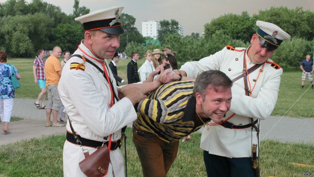 Реконструкція Першої світової: незнання і інтерес. До вечора багато учасників історичного фестивалю "Часи та епохи", який цього року присвячений Першій світовій війні, висловлювали здивування або навіть обурення з-за того, наскільки погано люди, які прийшли на фестиваль, знають історію цього конфлікту.