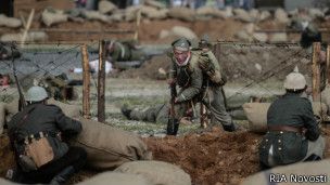 Реконструкція Першої світової: незнання і інтерес. До вечора багато учасників історичного фестивалю "Часи та епохи", який цього року присвячений Першій світовій війні, висловлювали здивування або навіть обурення з-за того, наскільки погано люди, які прийшли на фестиваль, знають історію цього конфлікту.