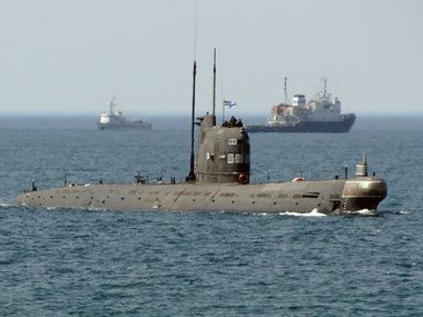 Чорноморський флот РФ: Підводний човен "Запоріжжя" може бути заарештований і проданаий за рішенням суду. Міноборони України заборгувало центральному конструкторському бюро "Чорноморець" близько трьох мільйонів гривень, тому ми вправі пред'явити претензії і стягнути борг, заявив директор бюро Олександр Бородін.