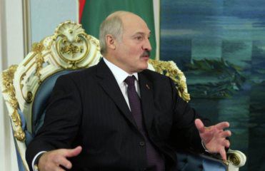 Лукашенко: Україна нікуди не дінеться від Євразійського союзу. Президент Білорусі Олександр Лукашенко впевнений, що в Євразійського економічного союзу, створеного Росією, Білоруссю і Казахстаном, великі перспективи, і Україна буде з ним співпрацювати.