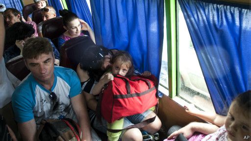 Біженці з Донбасу знаходять притулок в Харкові. За словами активістів, багато біженці з Донбасу їдуть в Харків, сподіваючись знайти там притулок, так як це, за їх словами, найближче спокійне місто.
