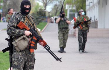 Терористи захопили будівлю Луганськгазу. Озброєні автоматичною зброєю люди, одягнені в камуфляжний одяг, захопили територію і приміщення виробничої ділянки "Луганськгаз".