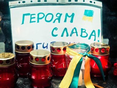 Росіяни принесли квіти до посольства України в Москві. Близько 20 росіян вшанували пам'ять загиблих українських військових біля посольства України в Москві.