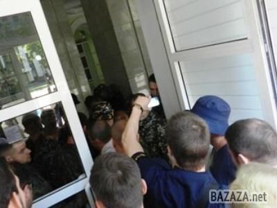 У Дніпропетровську люди у камуфляжі заблокували облдержадміністрацію (ФОТО + ВІДЕО)