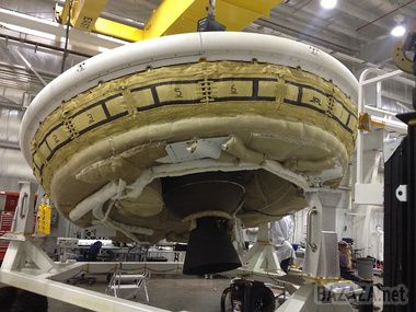 NASA випробовує "літаючу тарілку" . Аеродинамічний надувний сповільнювач надзвуковії швидкості (LDSD) - так називається новий апарат NASA, який може допомогти в освоєнні Марса.