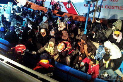 На човні біля берегів Італії знайшли тіла 30 нелегалів. Італійська берегова охорона виявила в морі поблизу Сицилії близько 30 тіл на борту риболовного судна з мігрантами, які прямували з Північної Африки. 