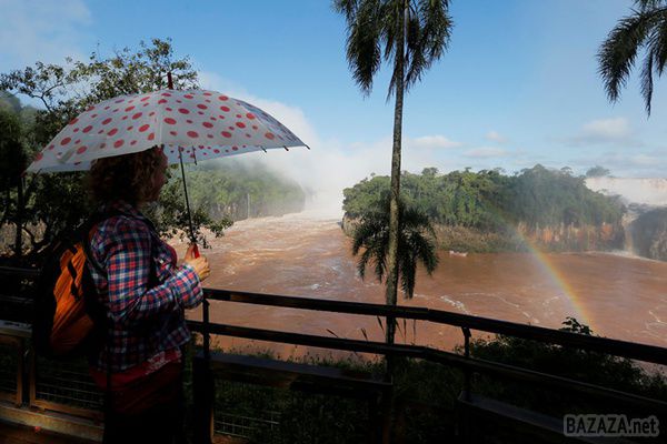 Повінь у Південній Америці вигнала 360 тисяч людей з будинків . Проливні дощі змусили три тисячі сімей в Аргентині рятуватися втечею від стихії. Річки Парагвай та Парана вийшли з берегів. Від великої води загинули дві людини.