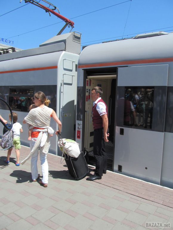 Український поїзд Тарпан вдвічі дешевший ніж південнокорейські «Хюндаї».. Швидкісний потяг з назвою « Тарпан » Крюківського заводу сьогодні вперше проїхав за маршрутом Одеса - Київ.