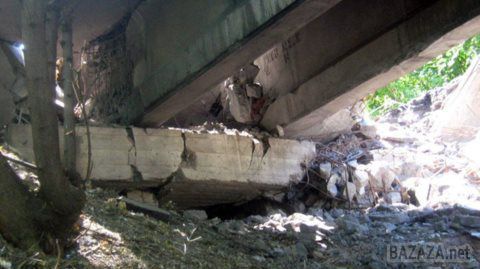 Зруйнований міст через Сіверський Донець (Фото). Невідомі особи підірвали міст через річку Сіверський Донець на дорозі Красний Лиман-Артемівськ-Горлівка.