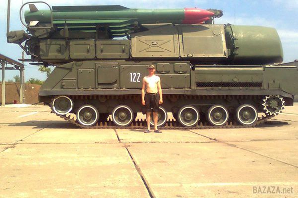 ГПУ підозрює командира Нацгвардії складання військової частини і хімзаводу ополченцям . Генеральна прокуратура почала розслідування за фактом захоплення військової частини А1402 (Донецький зенітний ракетний полк) Національної гвардії України.