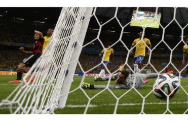Німеччина розтрощила Бразилію в півфіналі ЧС-2014. Збірна Німеччини стає першим фіналістом чемпіонату світу з футболу в Бразилії.