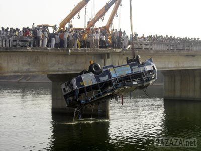 У Китаї потонув мікроавтобус з дітьми, 11 осіб загинули. У Китаї впав у ставок мікроавтобус, який перевозив дітей дошкільного віку. Загинули всі, хто знаходився в машині - 8 дітей, два вихователя та водій. 