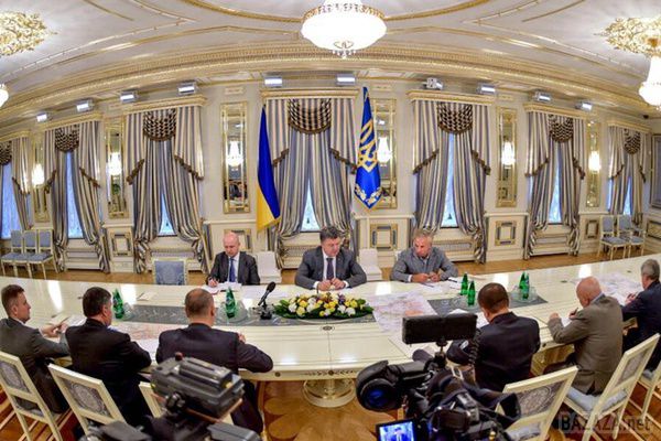 Порошенко скликав силовиків на екстрену нараду
