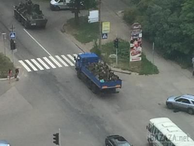 Колони військової техніки «ДНР» у Донецьку (Відео). 2 БМП, 3 БМД, 1 «НОНА», 1 БТР і 7 тентованих вантажівок з великою кількістю бойовиків на бортах.