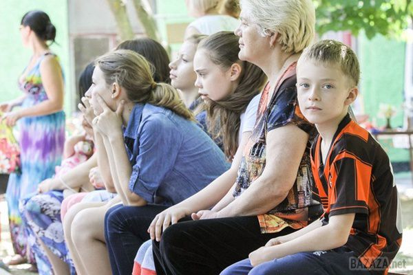 Три транзитних коридори створені для виїзду із зони АТО. У цих коридорів пункти в містах Красноармійськ (Донецька область), Сватове (Луганська область) і Барвенково (Харківська область). Виїзд для всіх переселенців безкоштовний.