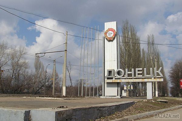 Порошенко обговорив з мером Донецька маневри АТО в місті. Президент України Петро Порошенко і мер Донецька Олександр Лук'янченко в ході зустрічі обговорили ситуацію в Донецьку. Про це повідомляється на сайті Донецької міськради