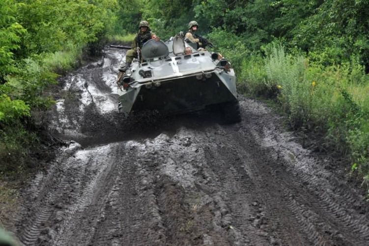 Під Зеленопіллям на кордоні з Росією тривають бої - РНБО. Між тим, командира моторизованої бригади, яка потрапила під обстріл «Граду» , за даними керівника Управління інформаційної безпеки НГУ Юрія Стеця, відсторонили від виконання обов'язків.