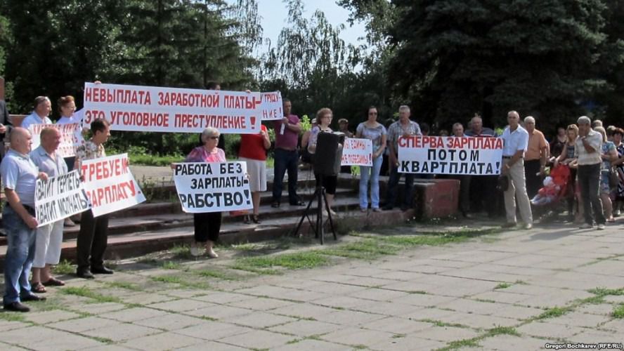 Шахтарі вийшли на мітинг протесту в Ростовській області. Сьогодні в місті Гуково Ростовської області пройшов мітинг, учасники якого підтримали гірників шахти "Східна", що вимагають отримання заробітної плати.