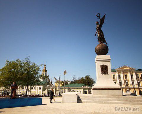 У Харкові невідомі облили фарбою пам’ятник Незалежності України