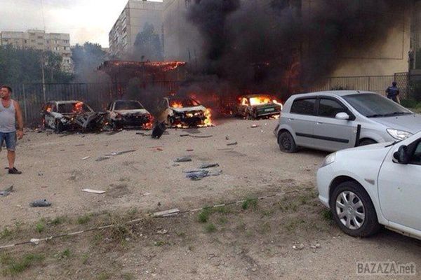 У Луганську розпочався обстріл житлових будинків. В Луганську почався обстріл житлових кварталів. До цього ситуація в місті була відносно спокійною. Під обстріл потрапили будинки приватного сектору. Зараз деякі з них горять.